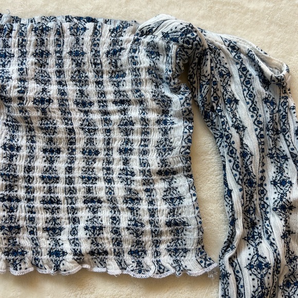 Cropped off the shoulder long sleeve with floral design. - Picture 2 of 2